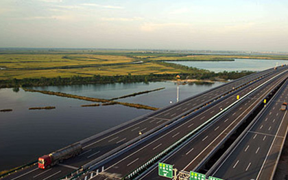 2009年四特酒為樟樹市昌樟高速公路連線捐資888萬(wàn)元