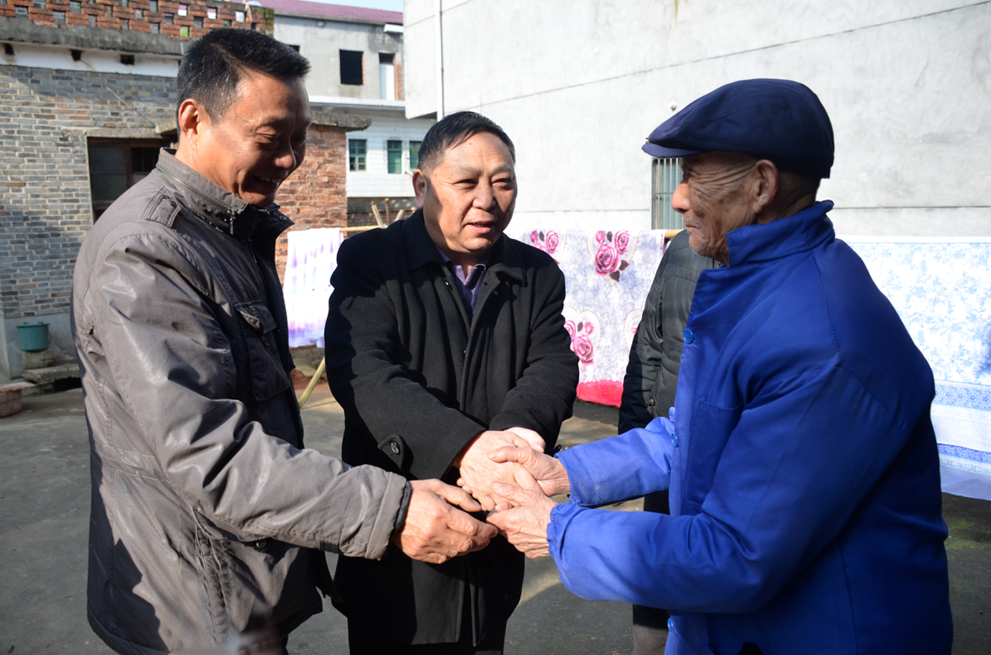 公司工會(huì)結(jié)對(duì)幫扶樟樹渡橋村委112名貧困人員